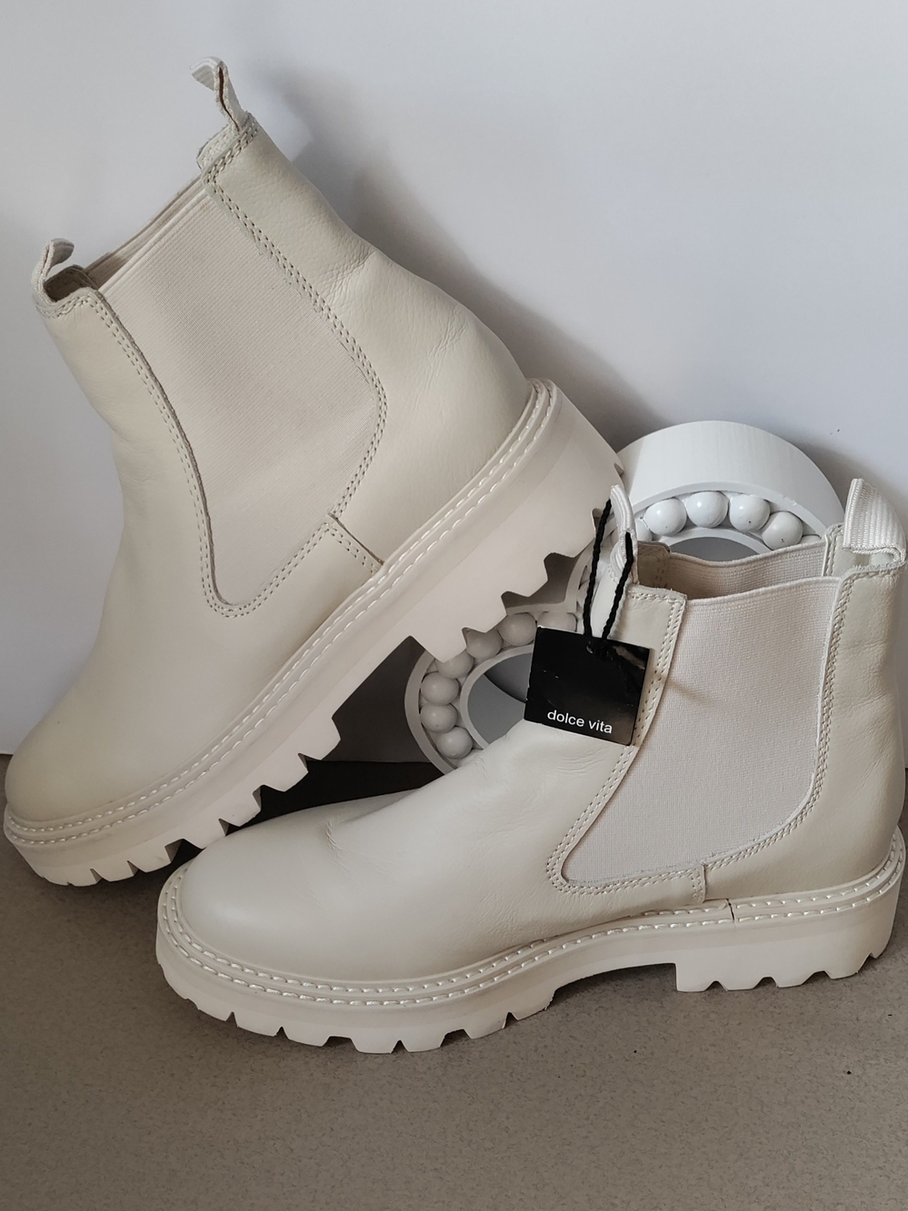 Dolce Vita Cream Leather Chelsea Lug Sole Ankle Boots Women’s Size 8.5